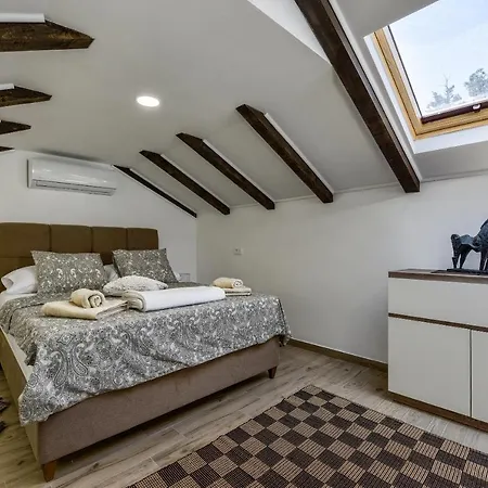 Yula Apartment