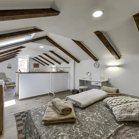 Yula Apartment *
